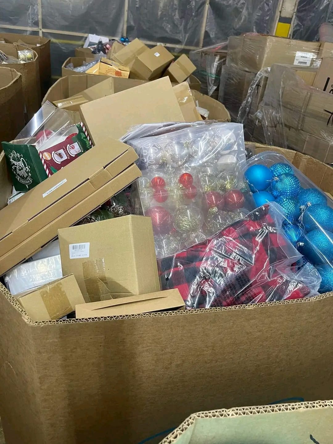 Pallets Of Christmas Decor - Image 7