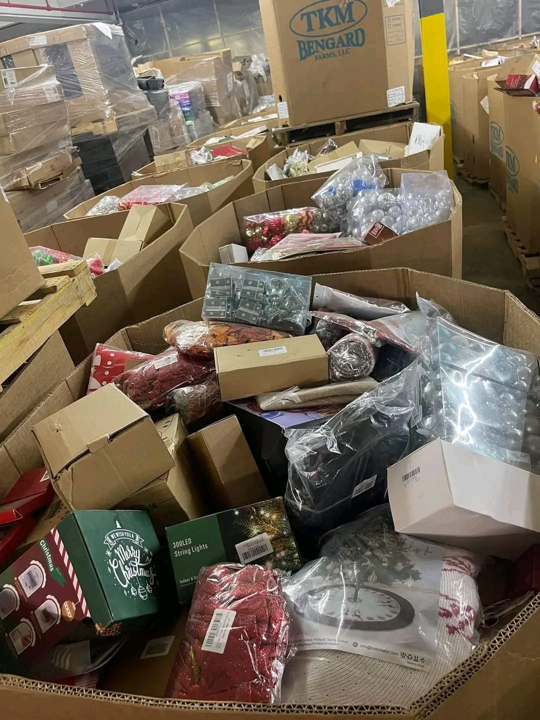 Pallets Of Christmas Decor - Image 9