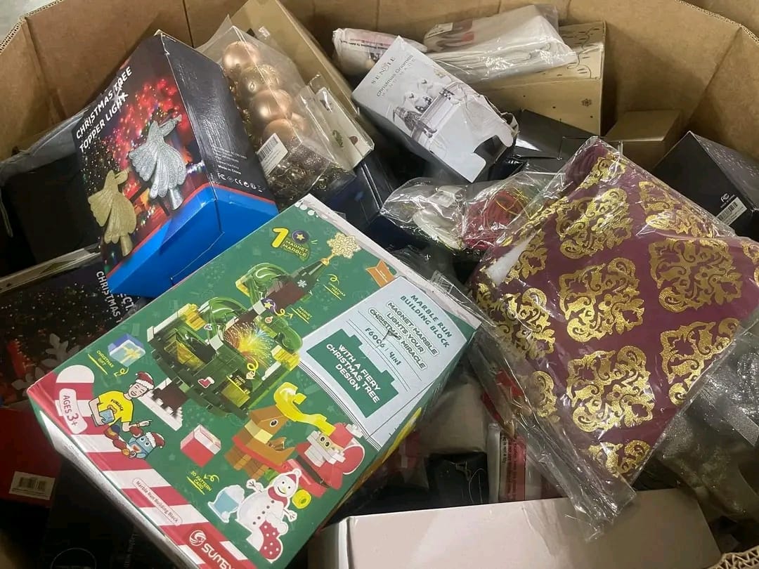 Pallets Of Christmas Decor - Image 4